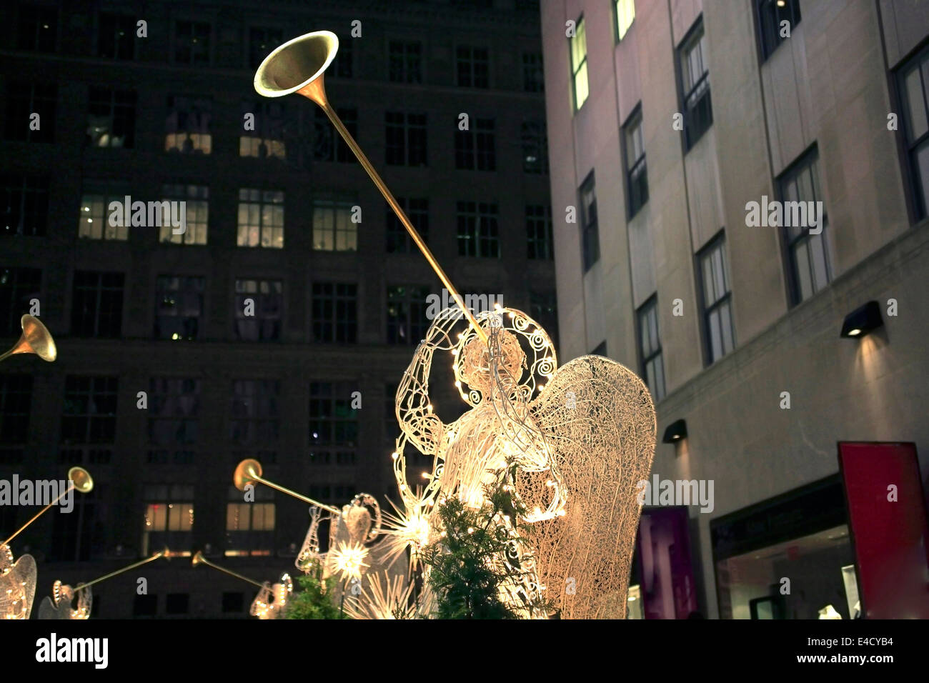 Une sculpture de fil d'un ange sonnant de la trompette. Prises à Noël dans la ville de New York, le Rockefeller Center. Banque D'Images