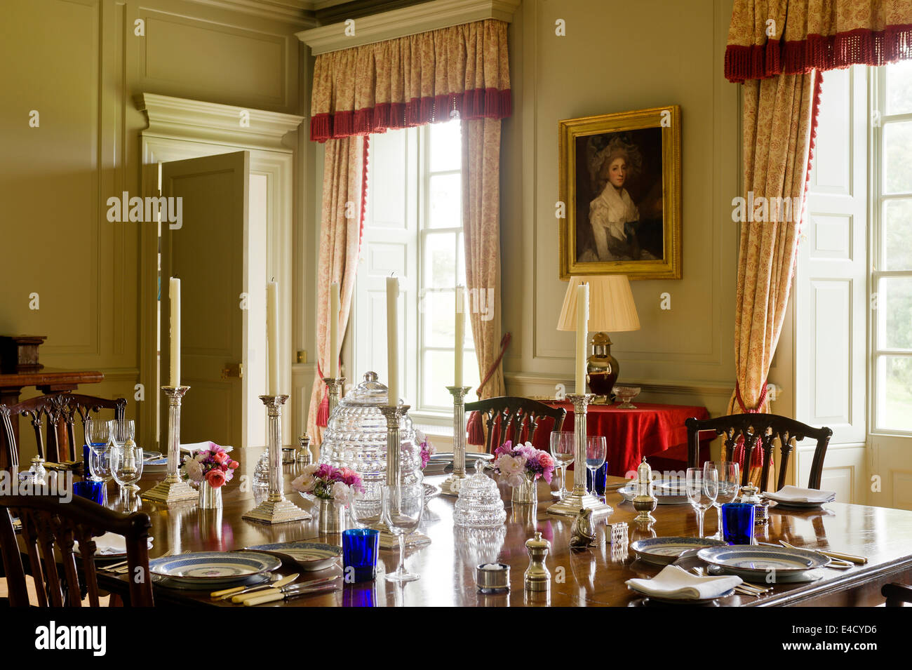 Salle à manger peinte en gris français par Farrow et Ball. La Chine et l'est Copeland Spode ruche décorative crystal Dome est par Banque D'Images