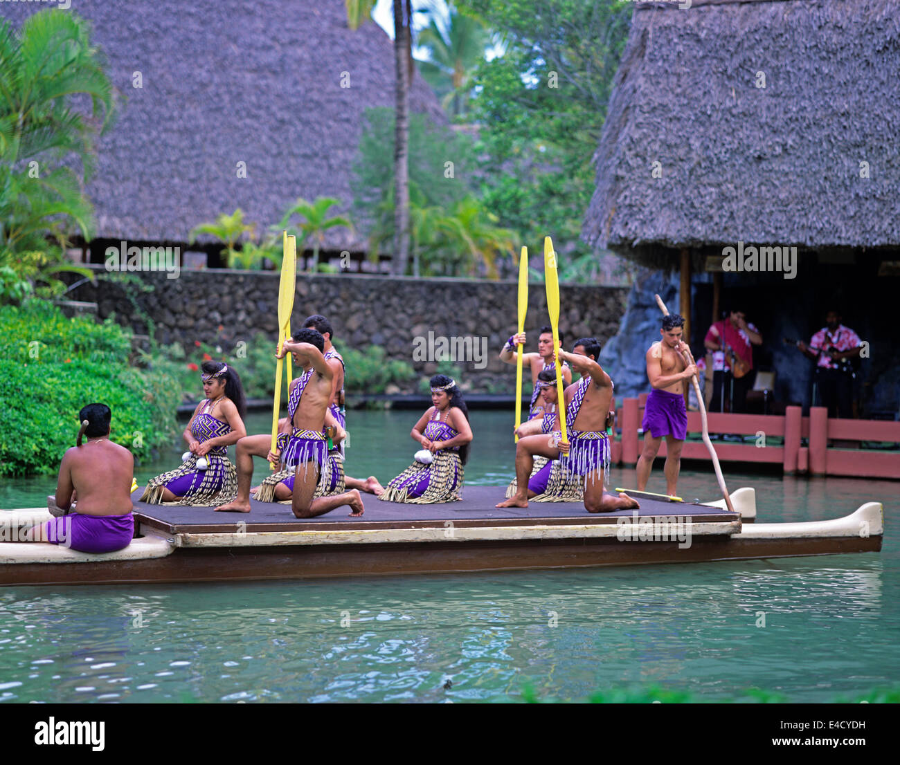 Les artistes traditionnels au Centre Culturel Polynésien, Oahu, Hawaii, United States Banque D'Images