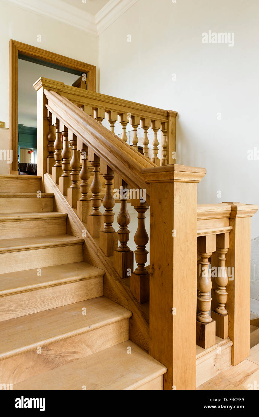 Escalier en bois avec balustrade Banque D'Images