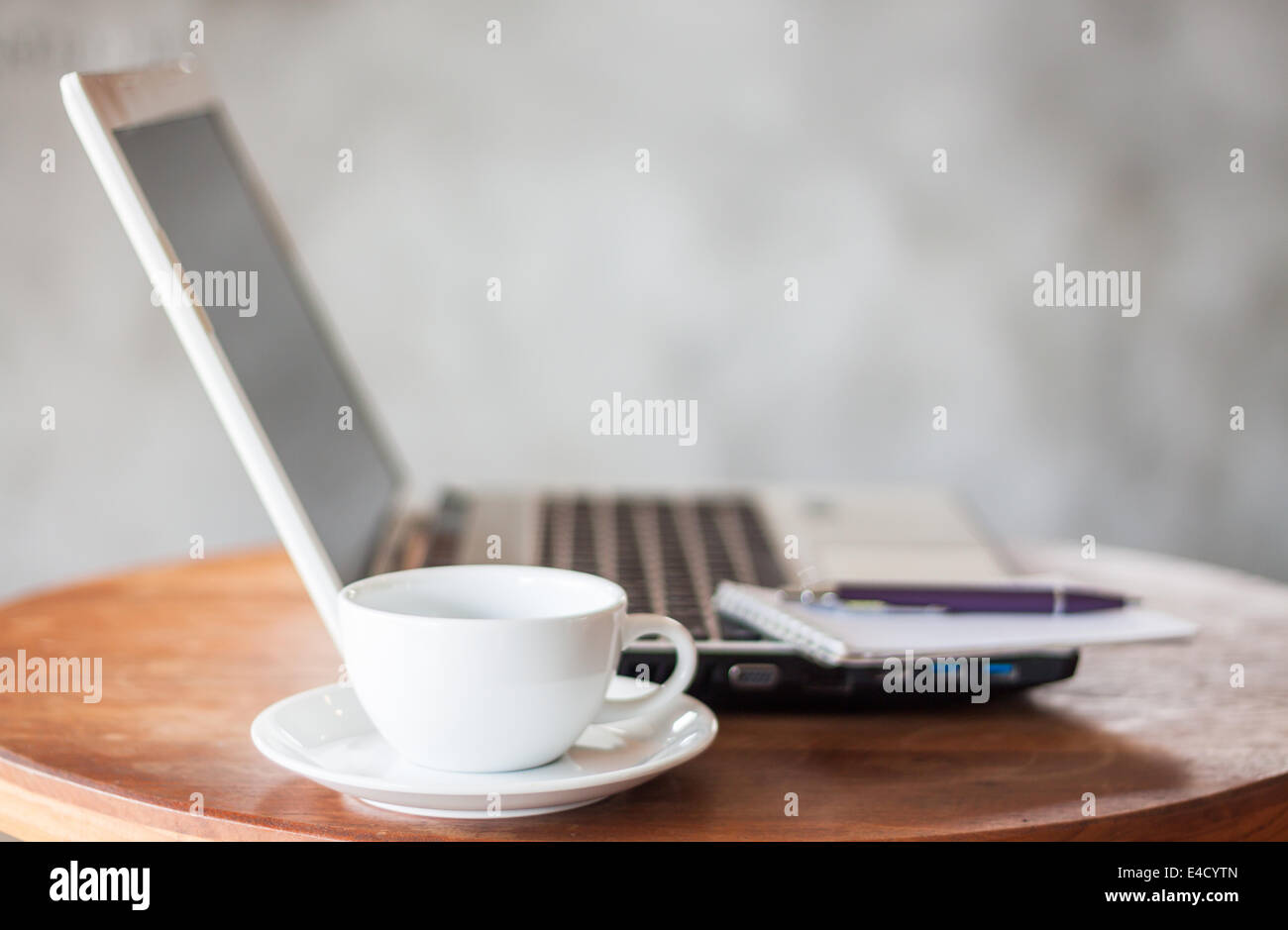 Portable, de poche et tasse à café sur table en bois, stock photo Banque D'Images