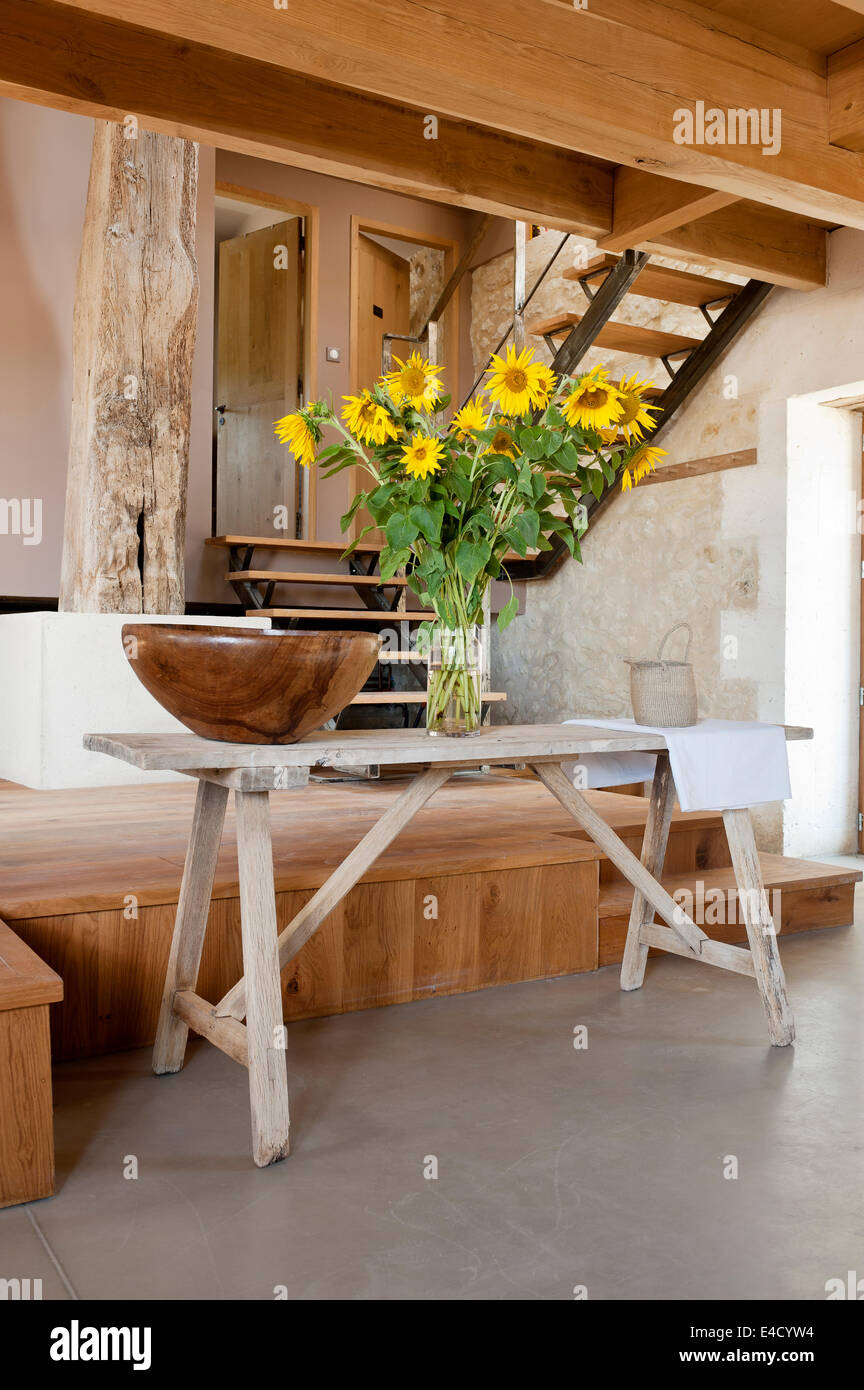 Un vase de tournesols se tenir sur une vieille table en bois Banque D'Images