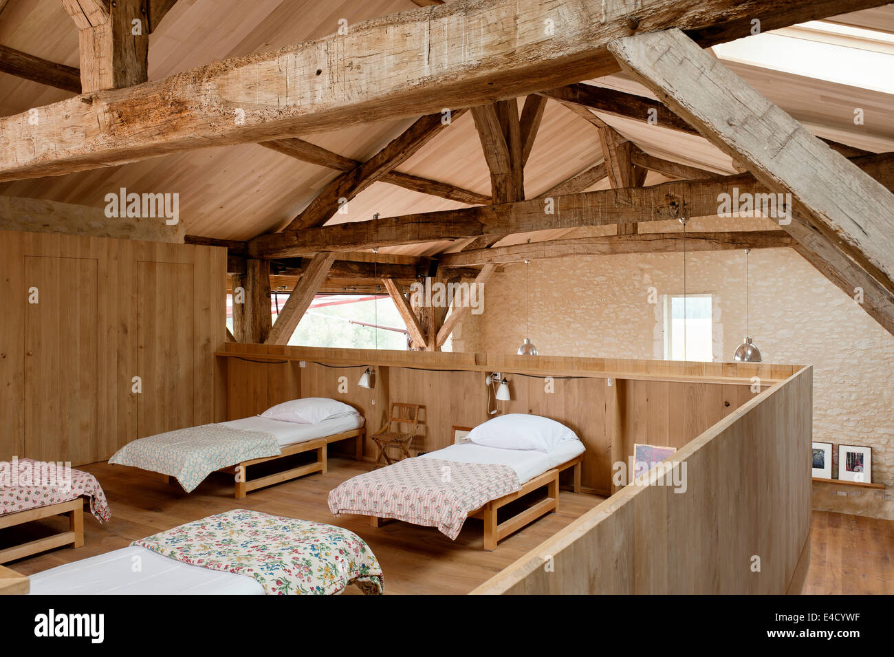 Plan ouvert des dortoirs dans ancienne grange avec poutres en bois d'origine Banque D'Images
