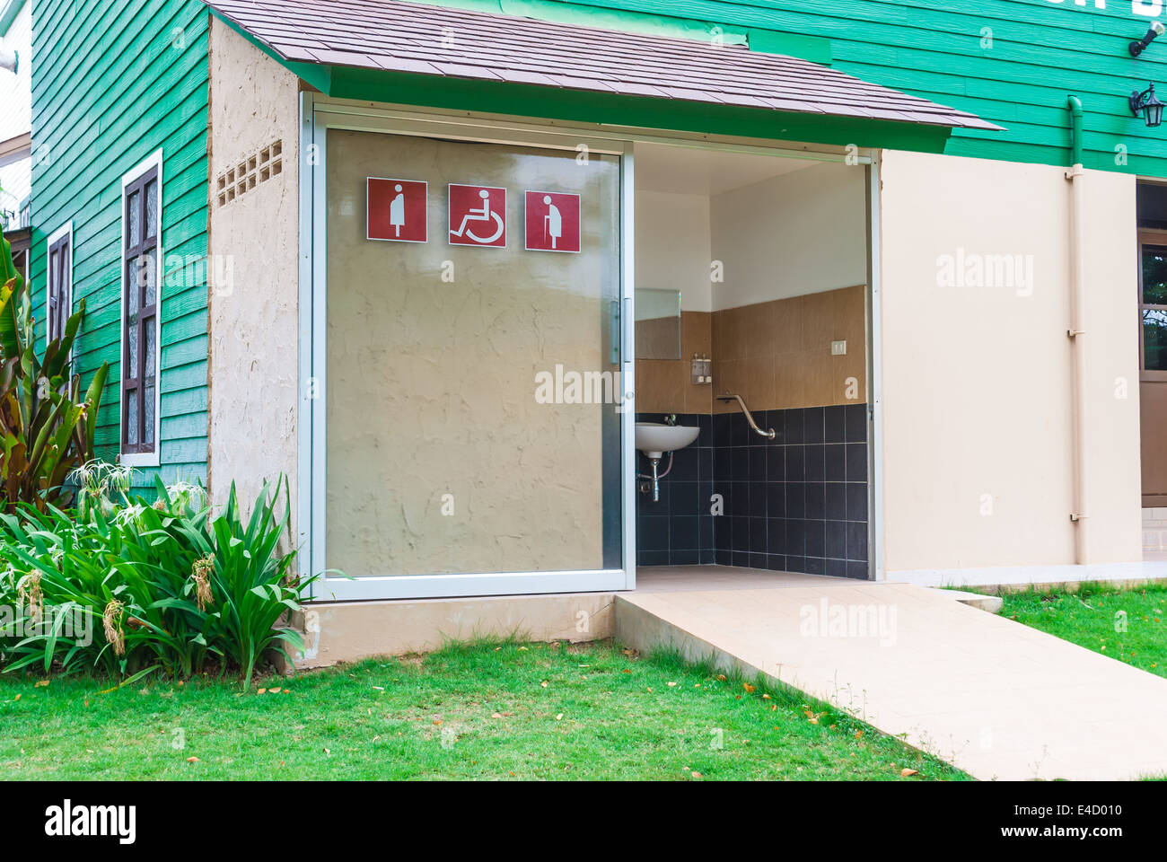 Des toilettes handicapés dans un bâtiment. Banque D'Images