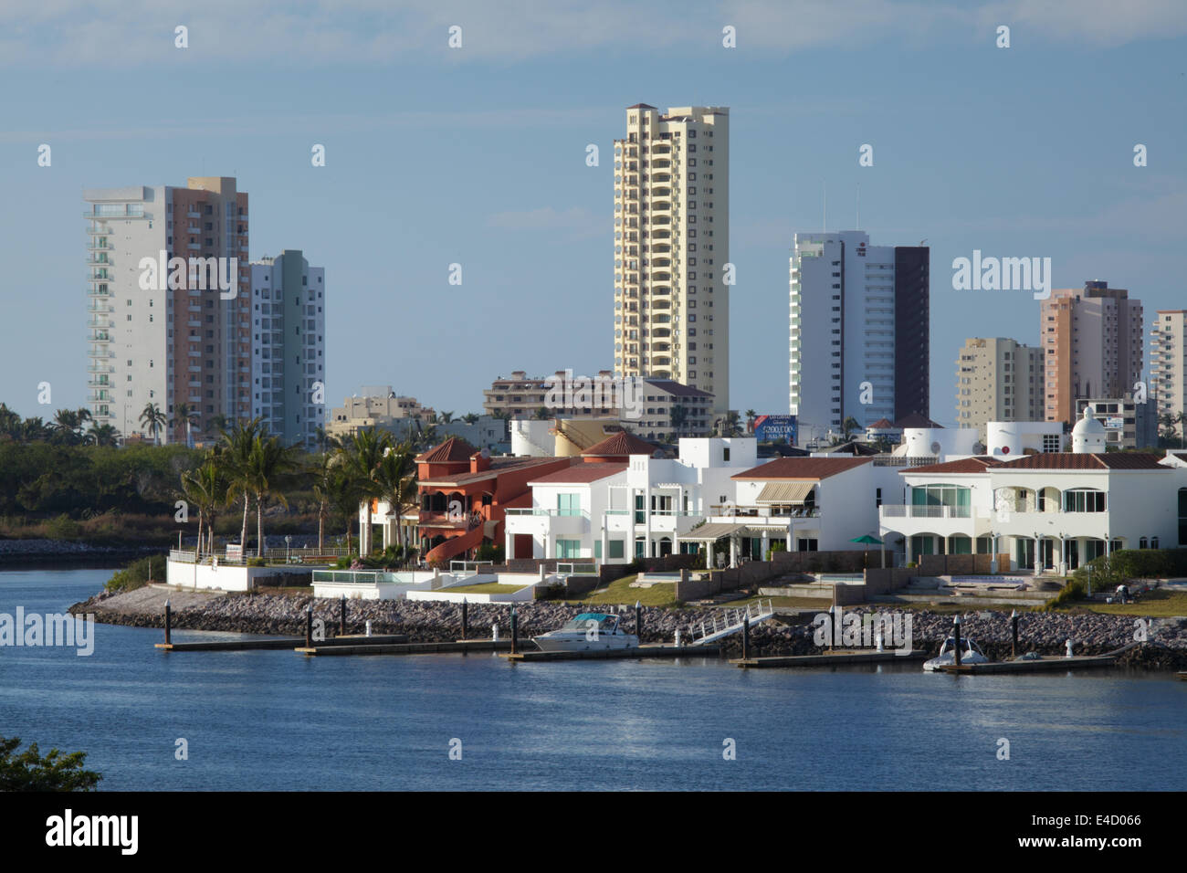 Nouvelle marina et des tours d'appartements et hôtels à Mazatlan, Sinaloa, Mexique. Banque D'Images