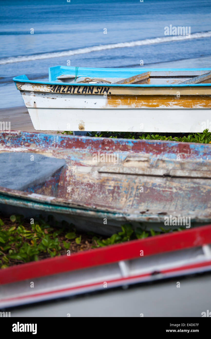 Bateaux de pêche aux couleurs vives de la ligne de rivage de Mazatlán, Sinaloa, Mexique. Banque D'Images