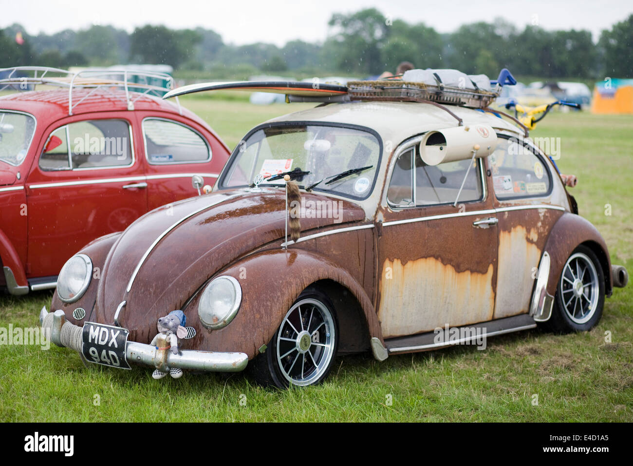 Volkswagen Beetle de rat sur un camping avec un vélo Raleigh attaché à la  botte Photo Stock - Alamy