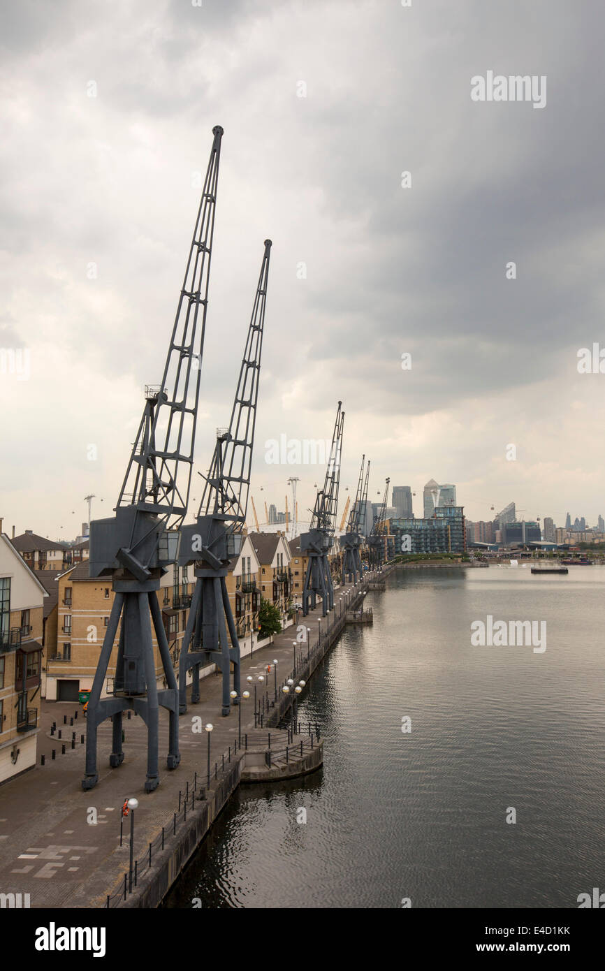 Vieux grues sur le quai de la Royal Victoria Dock, à Londres, à l'égard Canary Wharf. Banque D'Images