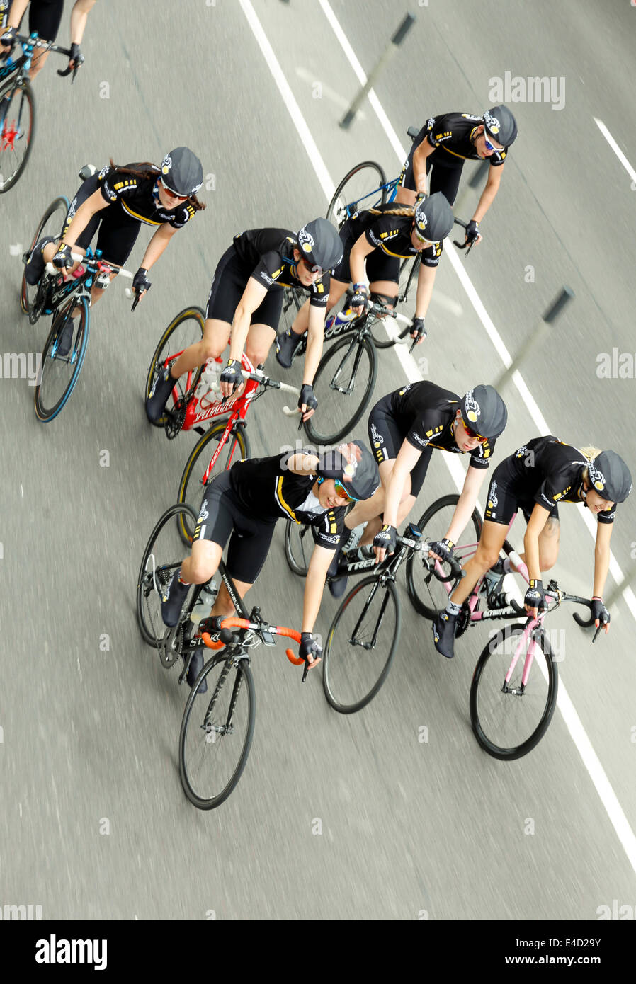 Londres, UK - 7 juillet 2014 : choisis parmi les clubs de cyclisme locale, quatre cadets (15-16 ans) et quatre juniors (17-18 ans) Banque D'Images
