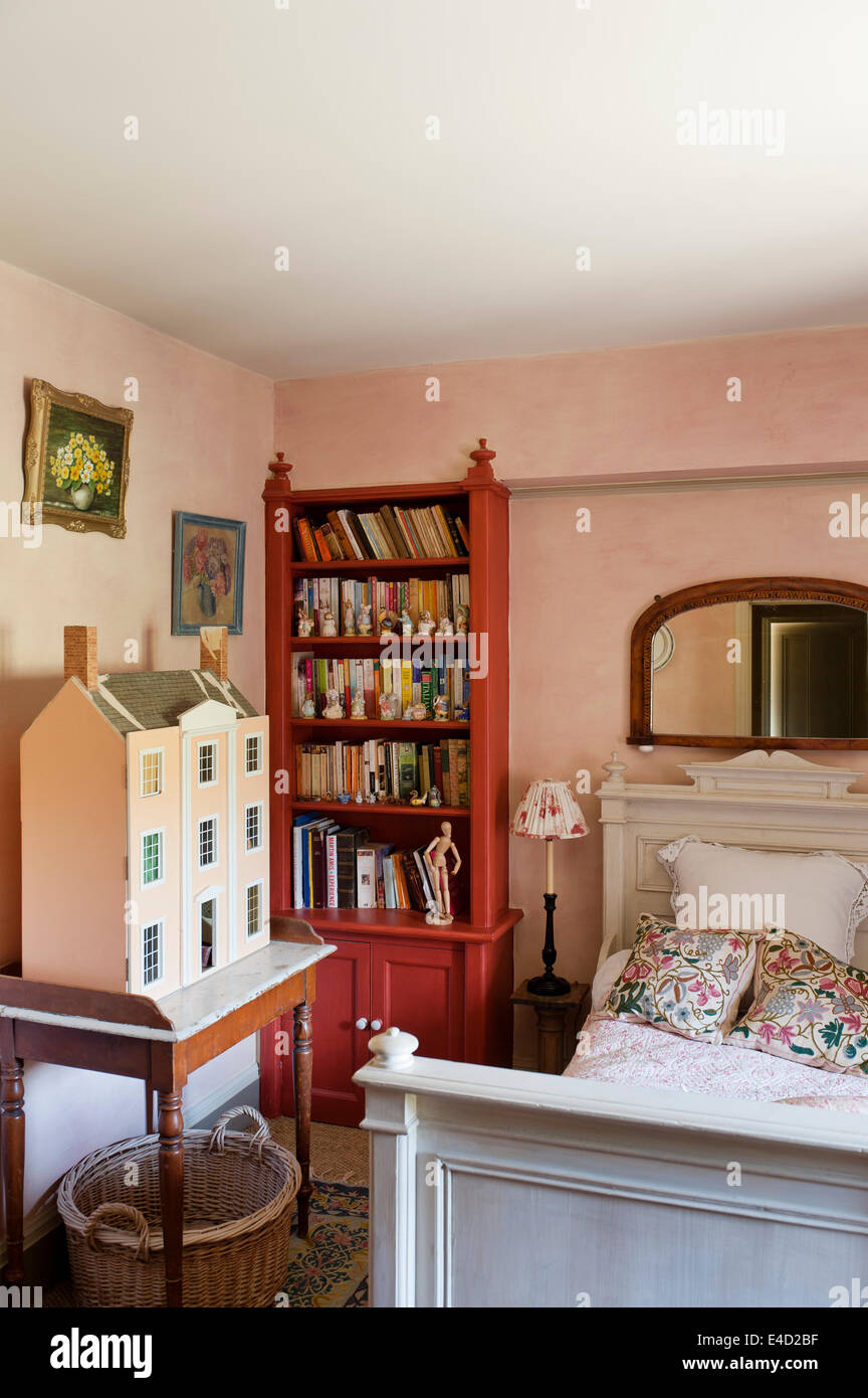 La Maison des poupées anciennes sur en haut dans la chambre avec lavabo étagère rouge et blanc lit en bois Banque D'Images
