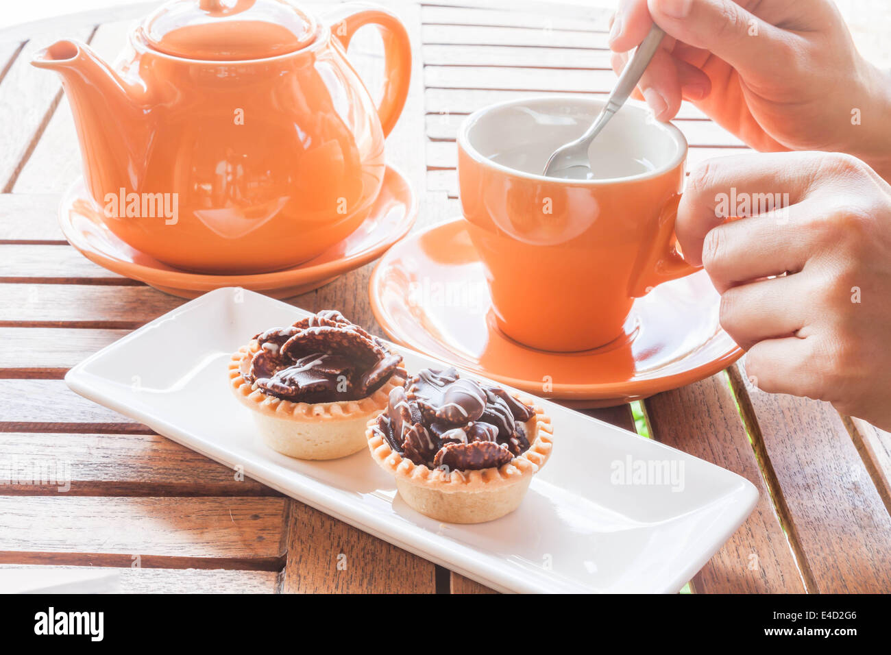 Tasse de thé blanc et chocolat croustillant tartelettes, stock photo Banque D'Images