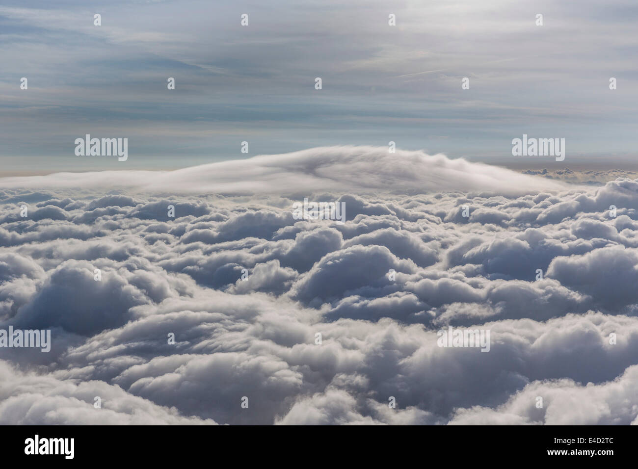 Nuage lenticulaire, Cumulus lenticularis, au-dessus de la couche supérieure de nuages, Rhénanie du Nord-Westphalie, Allemagne Banque D'Images