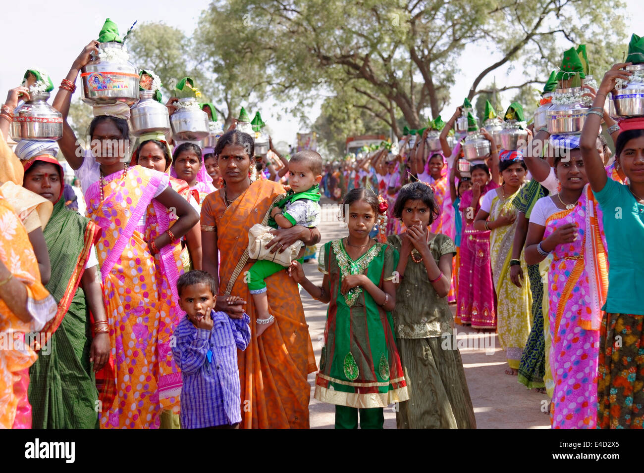 Les femmes indiennes lors d'un défilé, Ron, Karnataka, Inde du Sud, Inde Banque D'Images