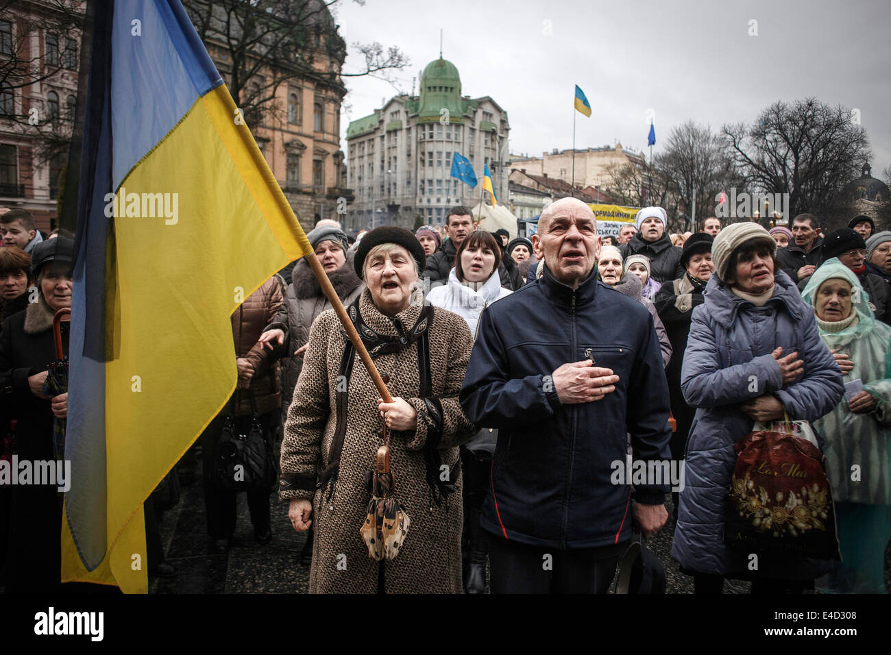 Chantant l'hymne national, cérémonie de deuil pour les victimes de l'Euromaidan à Kiev, Lviv, Ukraine de l'Ouest, l'Ukraine Banque D'Images