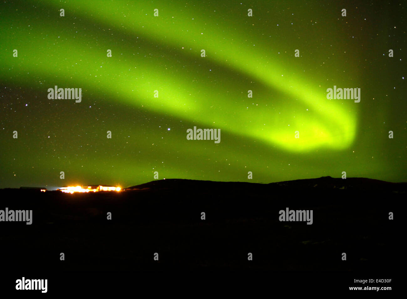 Les aurores boréales aurores boréales ou dans toute sa splendeur, superbe arbre de lumière se déplaçant rapidement vert brillant dans le ciel de nuit Banque D'Images