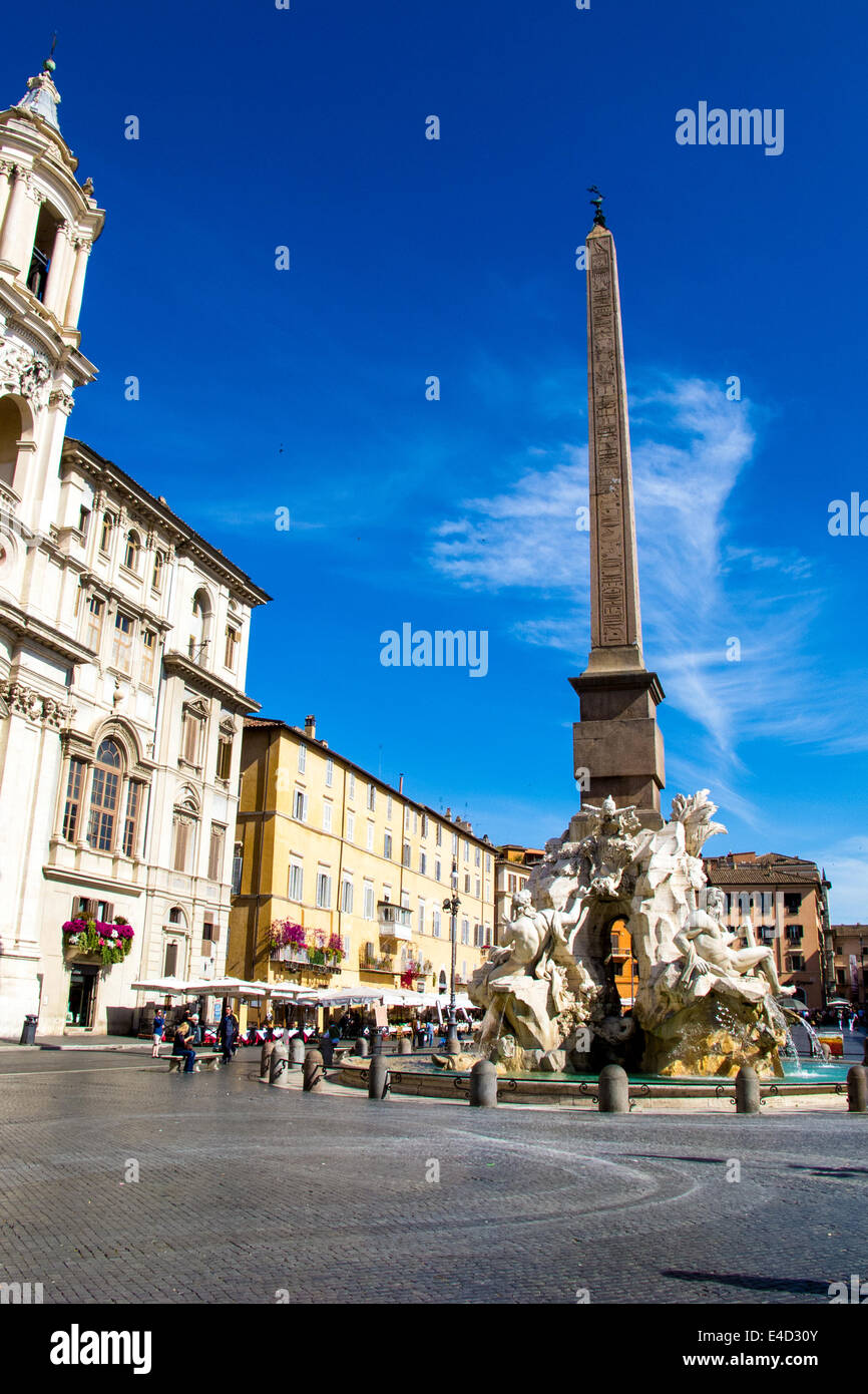 Fontana dei Quattro Fiumi debout dans la Place Navone est l'une des trois fontaines de la place qui sont une destination populaire pour m Banque D'Images