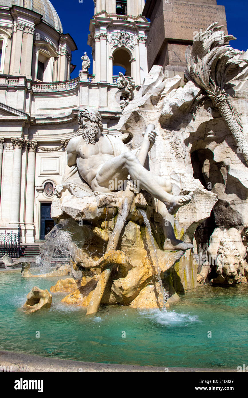 Fontana dei Quattro Fiumi debout dans la Place Navone est l'une des trois fontaines de la place Saint-Pierre à Rome Banque D'Images