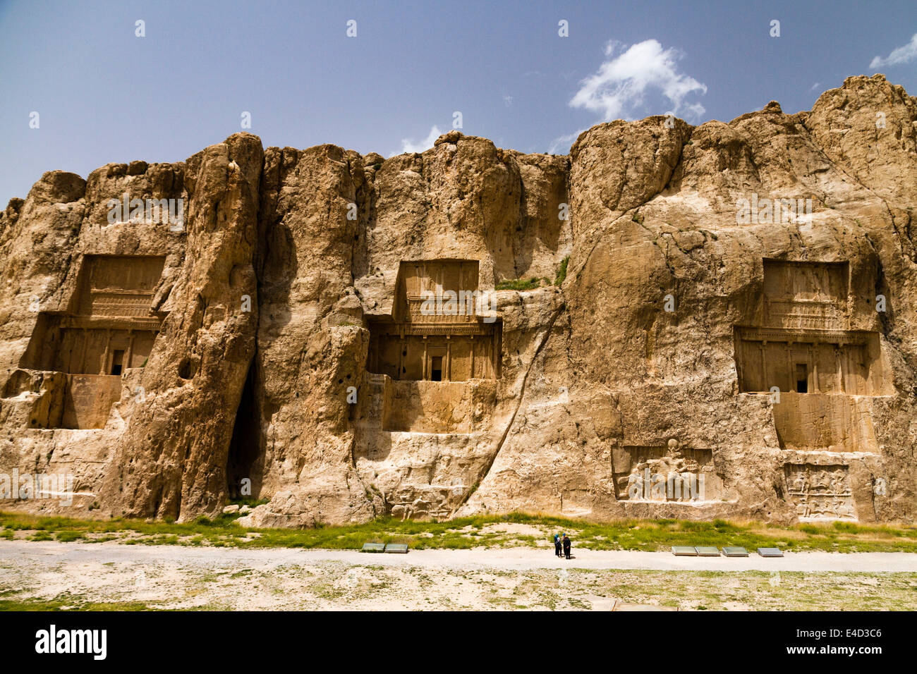 De Naqsh-e Rostam, les quatre tombeaux achéménides, sculpté dans la roche : Tombeau de Darius II, Artaxerxès, Darius le Grand, et Xerxès Banque D'Images