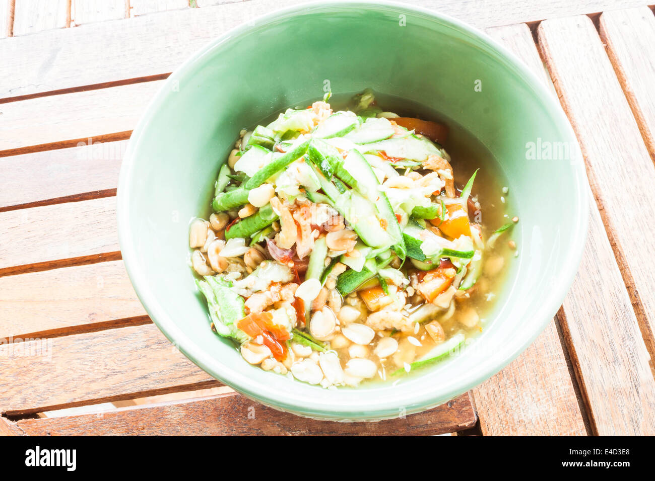 Concombre salade épicée de style thaï servir sur table en bois, stock photo Banque D'Images