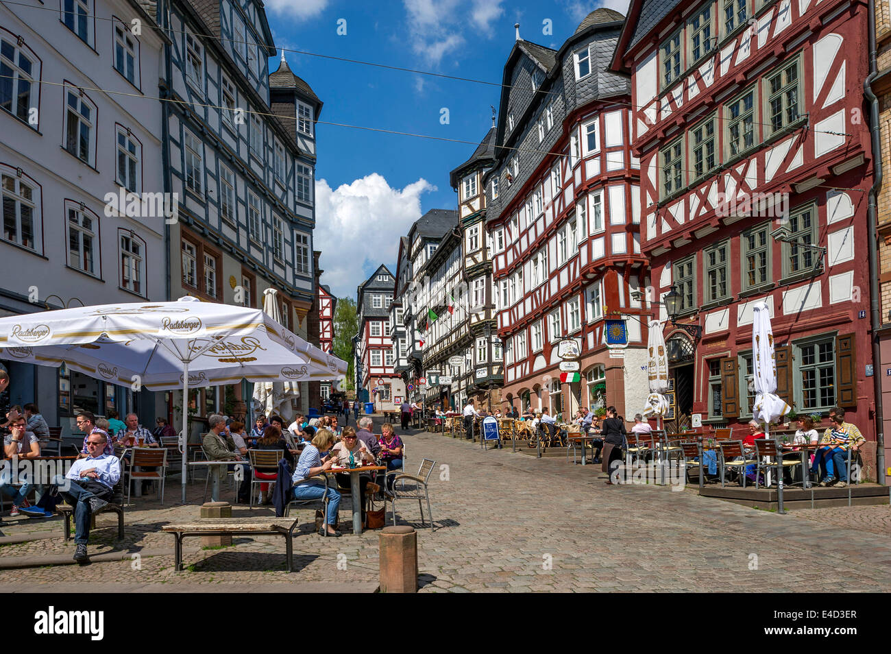 Scène de rue, maisons à colombages sur la place du marché, centre historique, Marburg, Hesse, Allemagne Banque D'Images