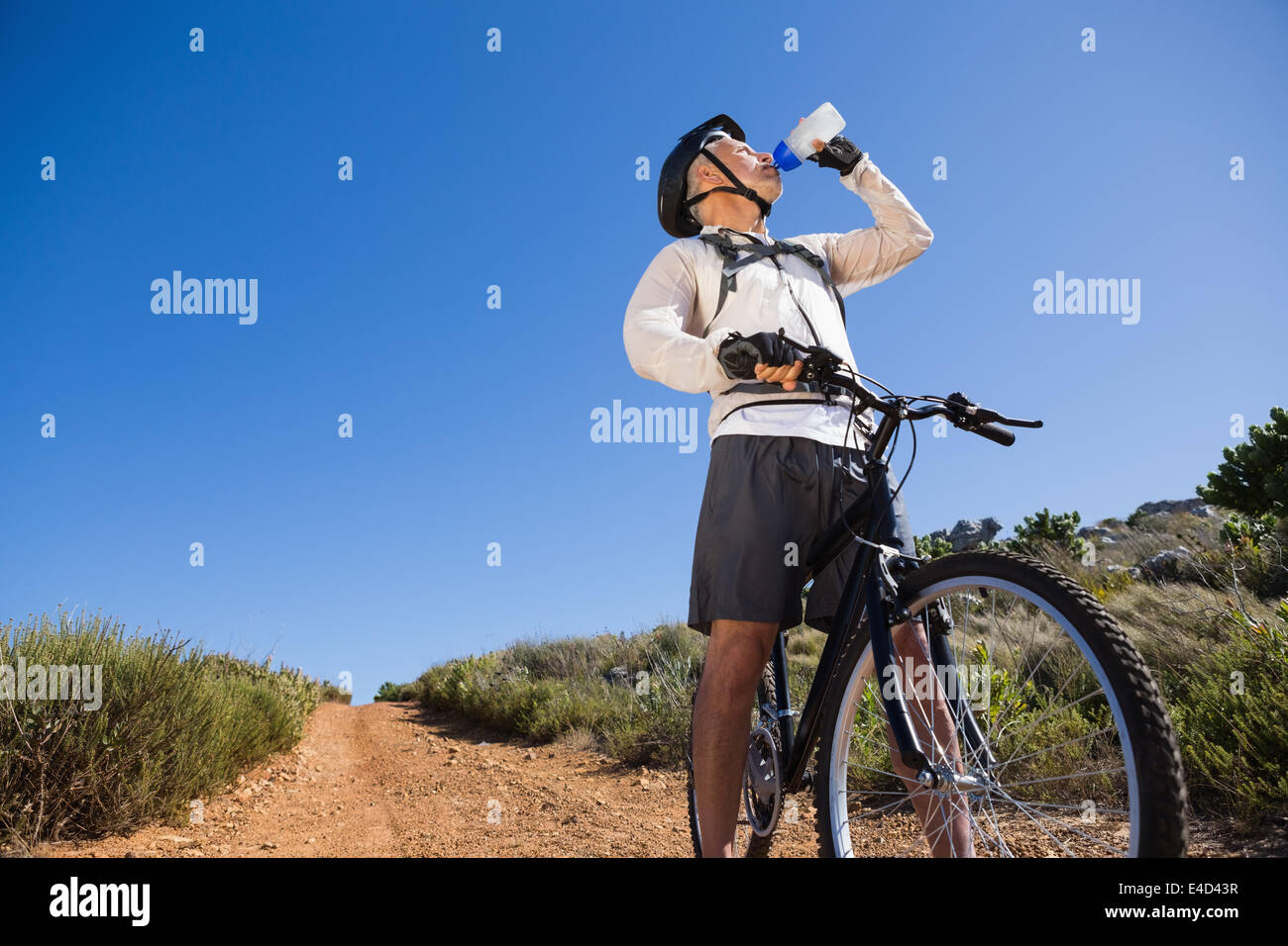 Mettre en place le cycliste l'eau potable sur le terrain de pays Banque D'Images