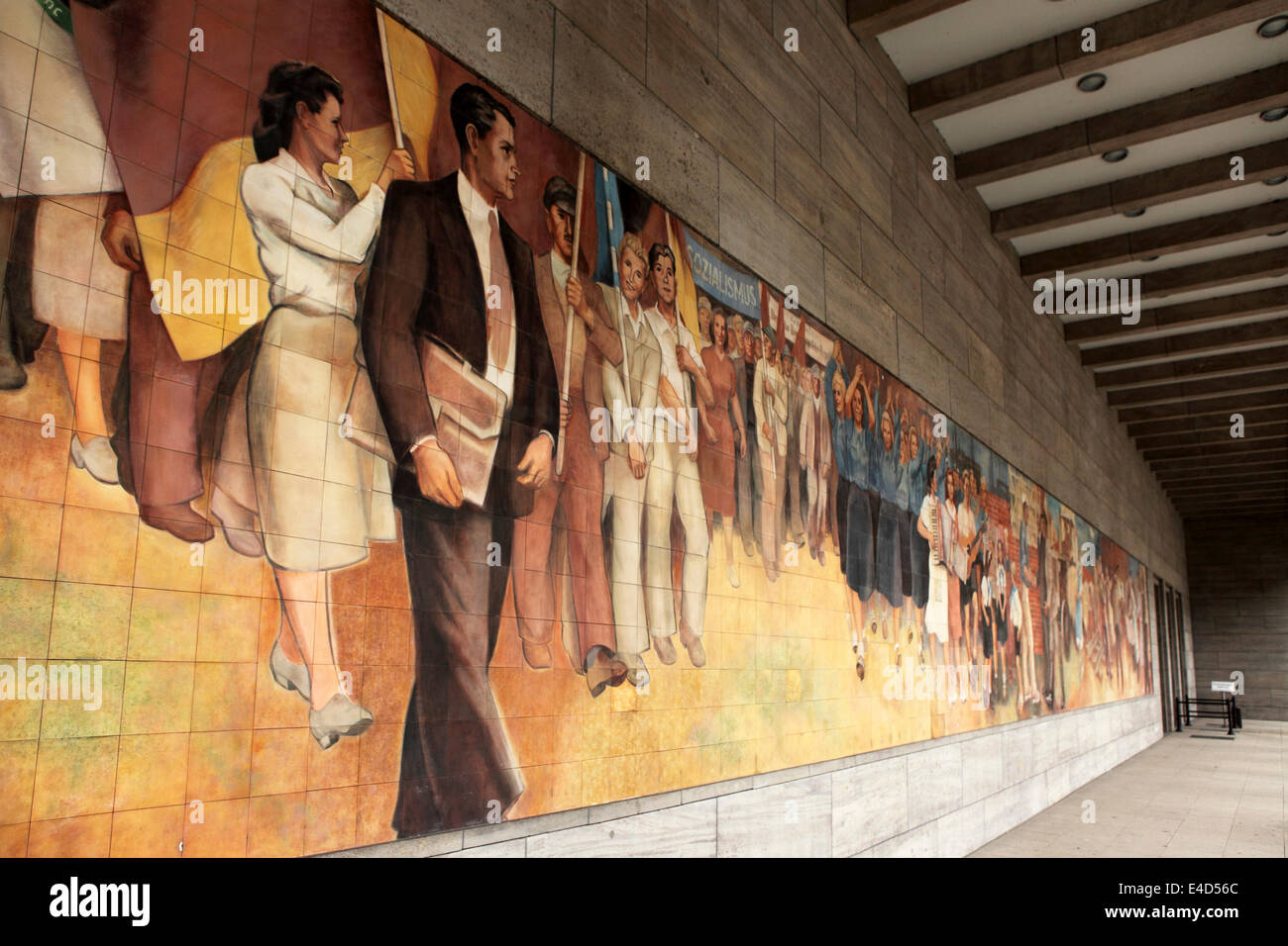 L'ère communiste à l'ancienne peinture murale de l'Administration militaire soviétique siège à Berlin, Allemagne. Banque D'Images