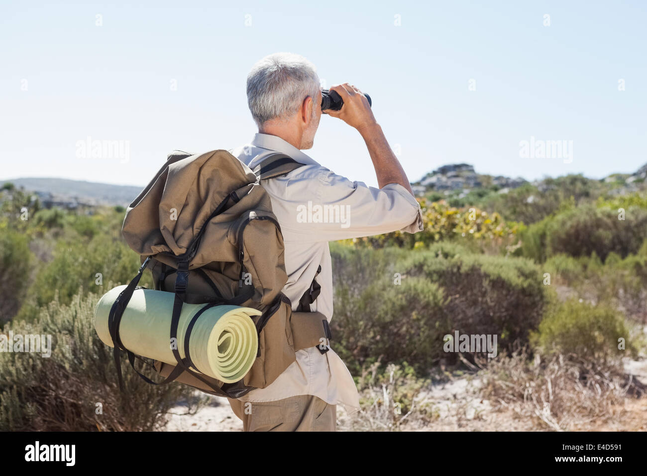 Randonneur binoculars sur-pays Banque D'Images