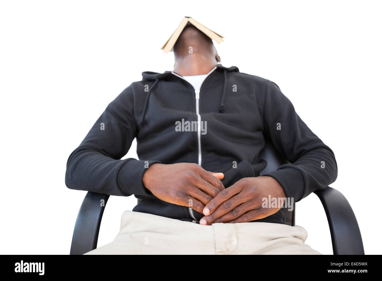 Man sleeping in chaise pivotante avec réserve sur le visage Banque D'Images