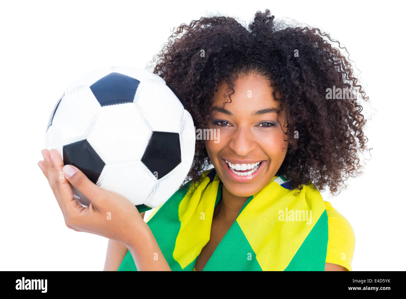 Assez fan de football avec drapeau brésilien smiling at camera Banque D'Images