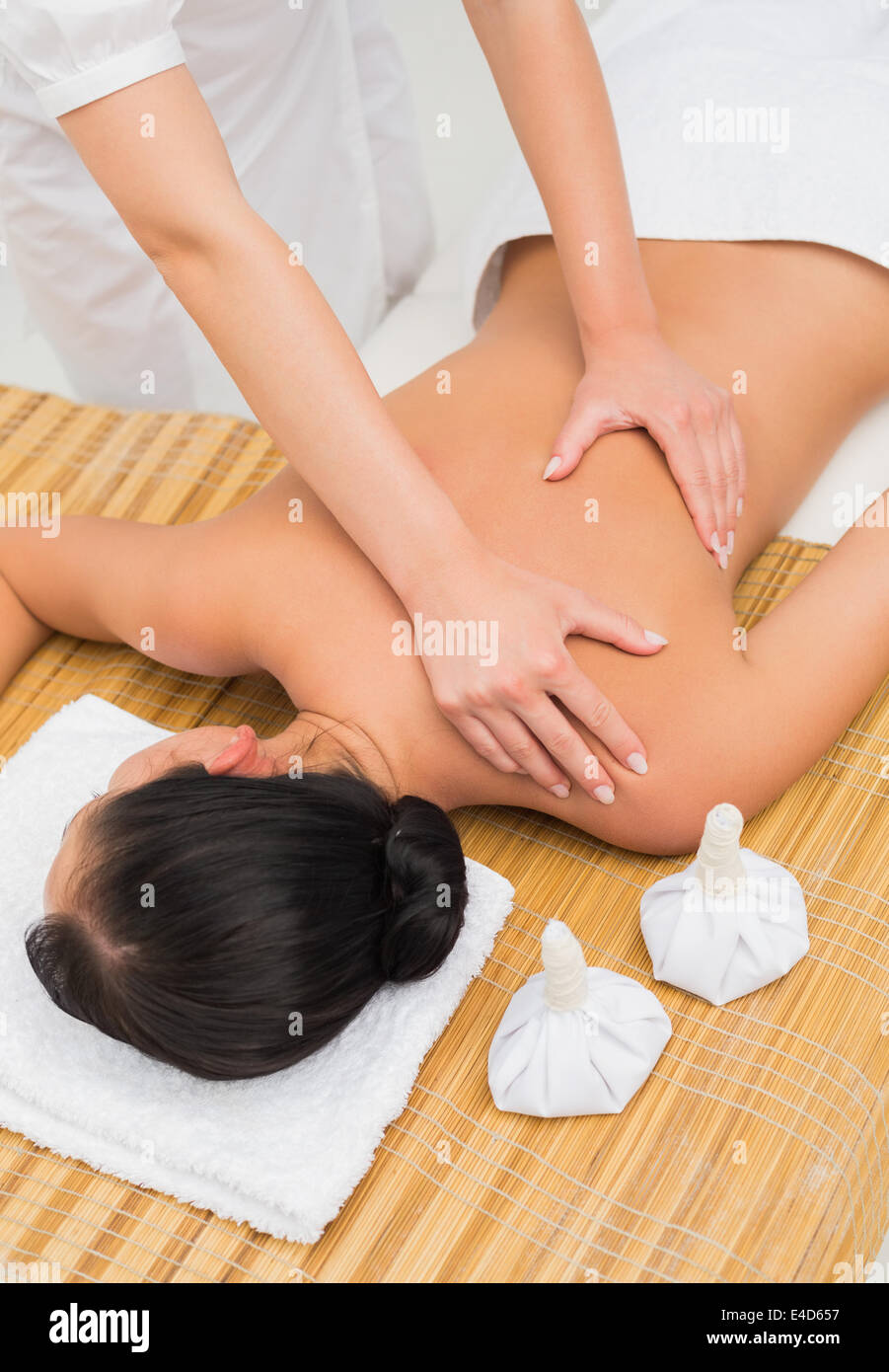 Woman enjoying a massage herbal compress Banque D'Images