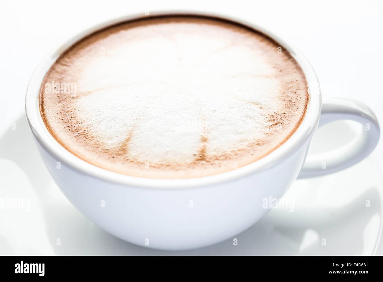 Tasse de café moka chaud isolé sur fond blanc Banque D'Images
