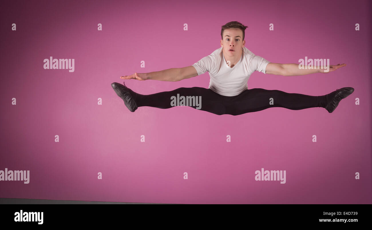 L'accent male ballet dancer leaping faisant le grand écart Banque D'Images