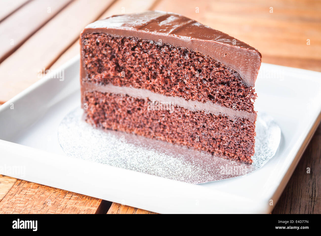 Gâteau mousseline chocolat dessert sur assiette blanche Banque D'Images