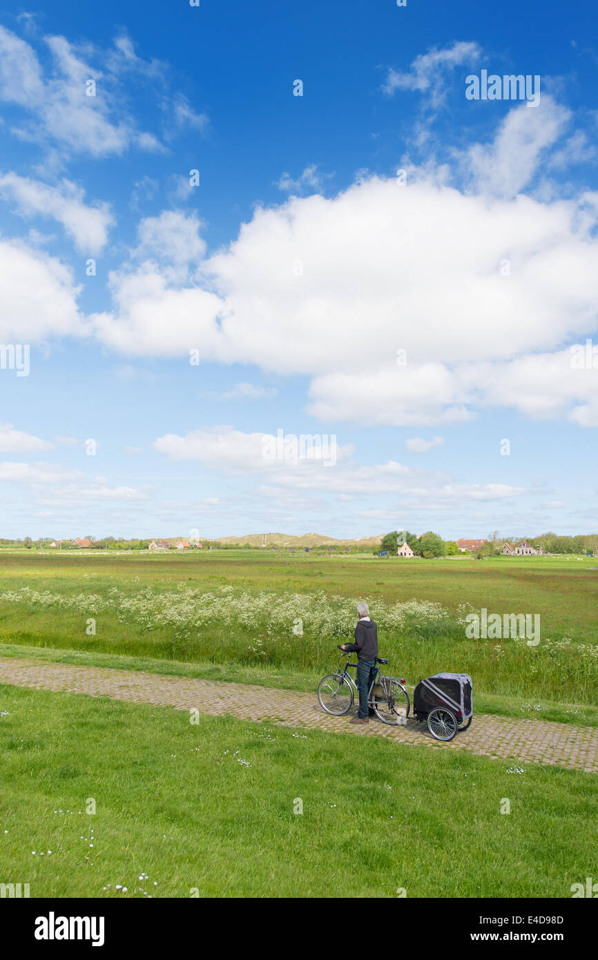 Avec l'homme en vélo paysage hollandais Banque D'Images