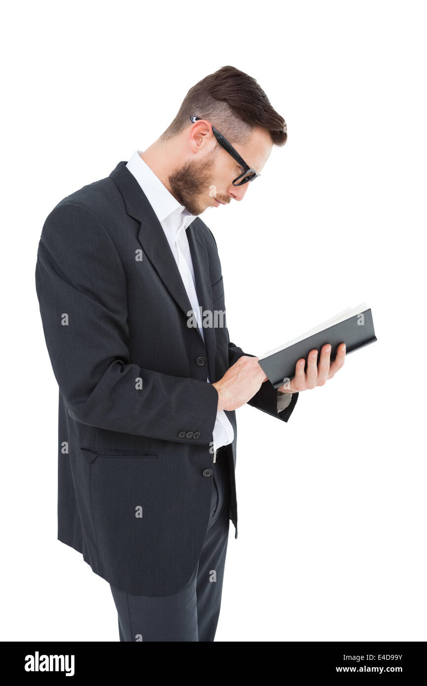 Jeune homme geek de la lecture du livre noir Banque D'Images