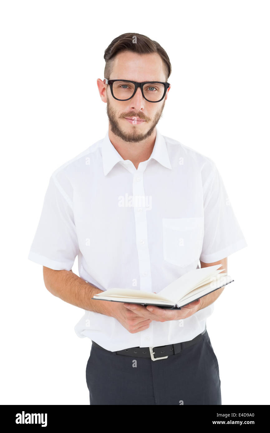 Jeune homme geek de la lecture du livre noir Banque D'Images