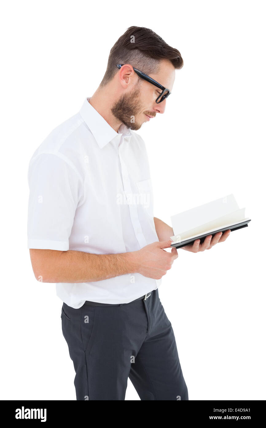 Jeune homme geek de la lecture du livre noir Banque D'Images