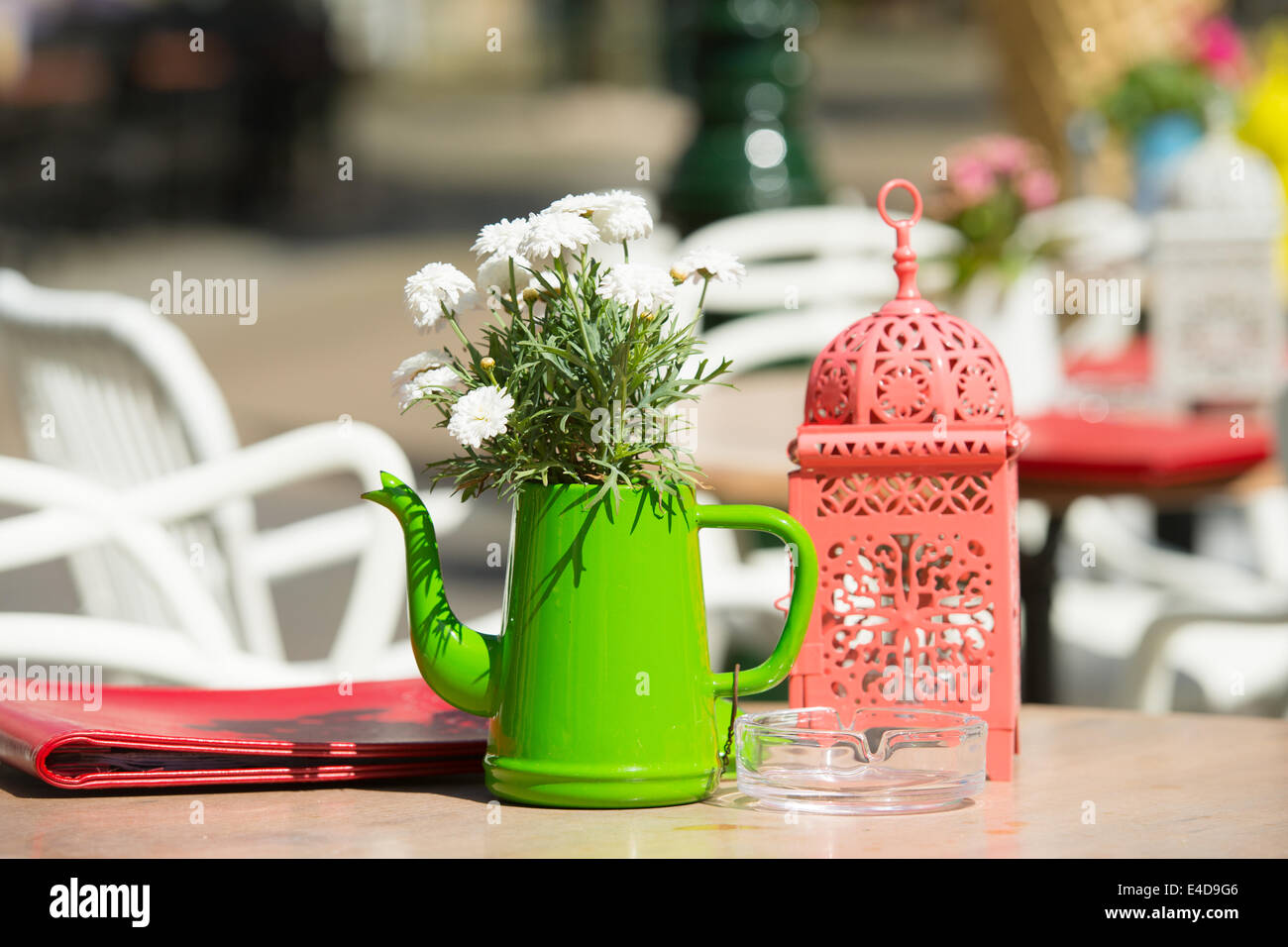 Décoration avec des fleurs et de la lanterne au restaurant piscine terrasse par Banque D'Images