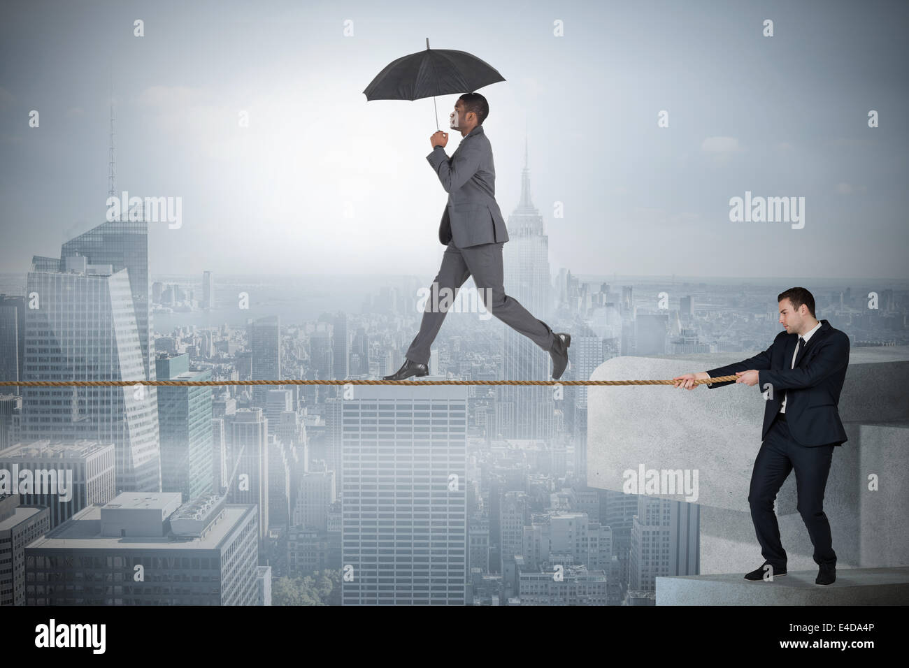 Jeune homme d'affaires en tirant une corde raide pour l'homme d'affaires Banque D'Images