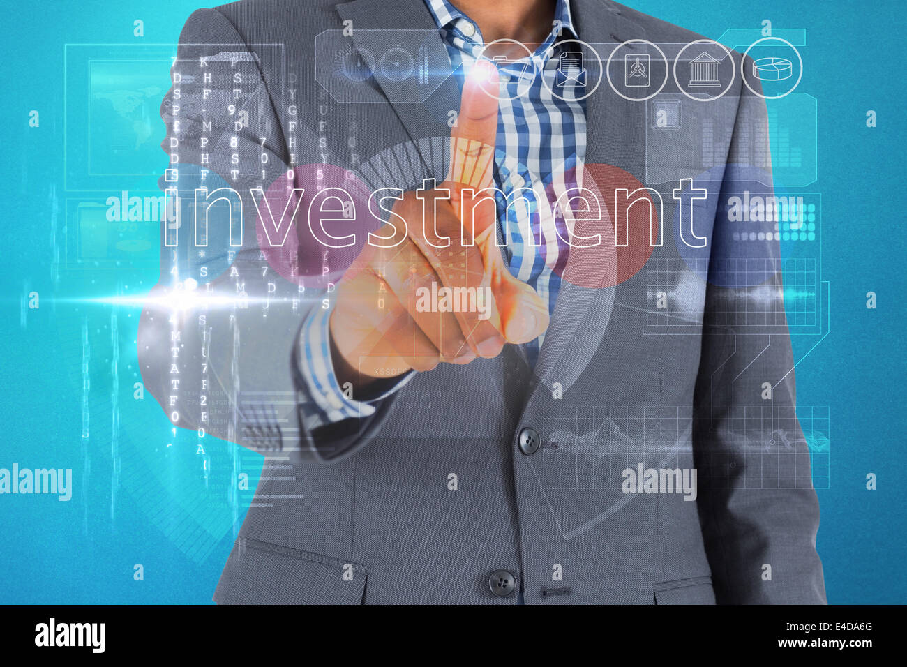 Businessman Touching the word investir sur l'interface Banque D'Images