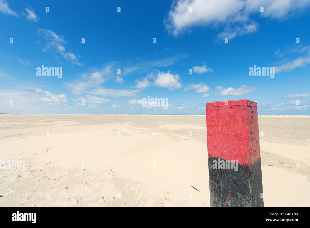 Poteau en bois à la plage de l'île des Wadden néerlandaise Terschelling Banque D'Images