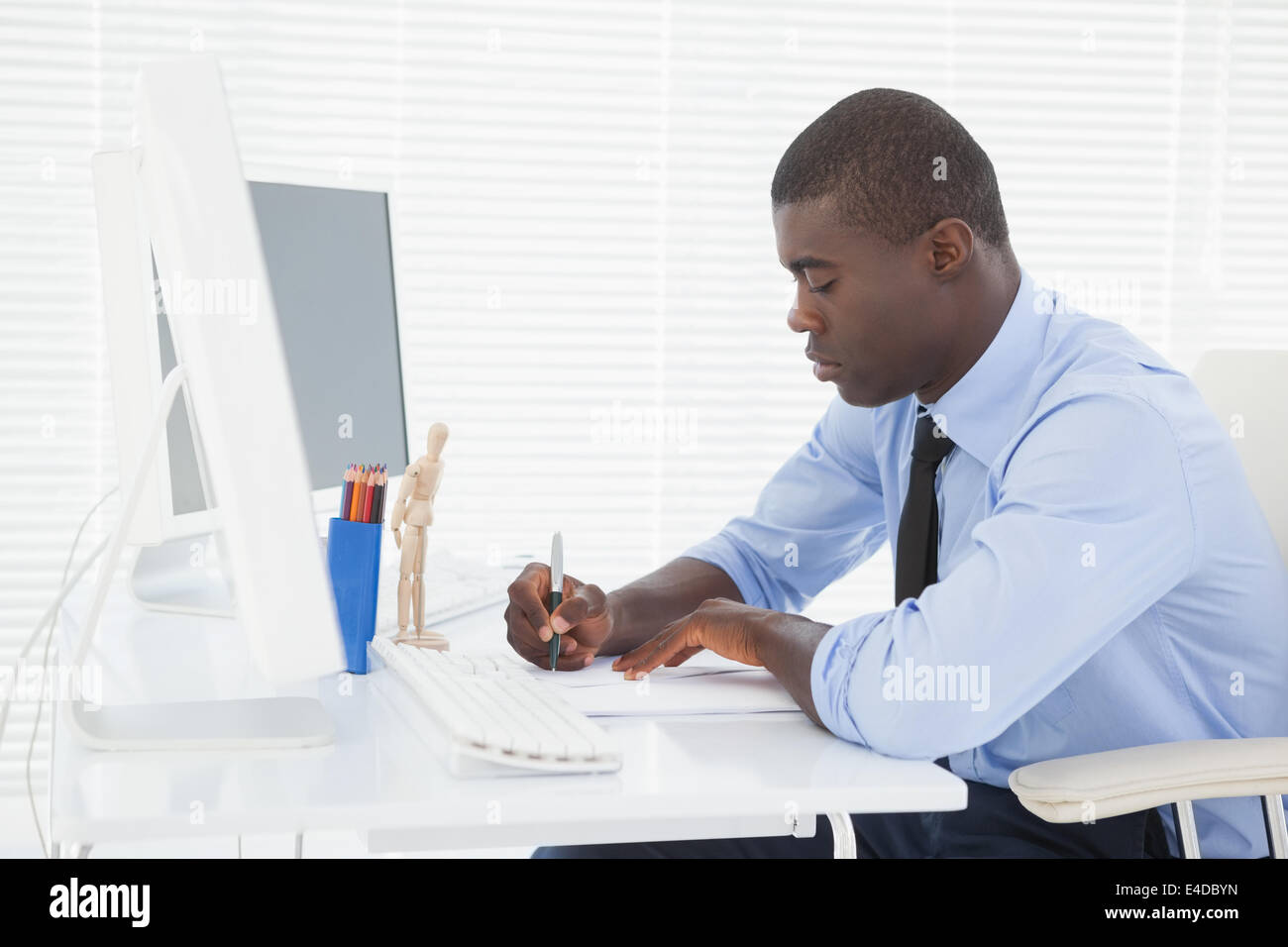 Handsome businessman working at his desk Banque D'Images