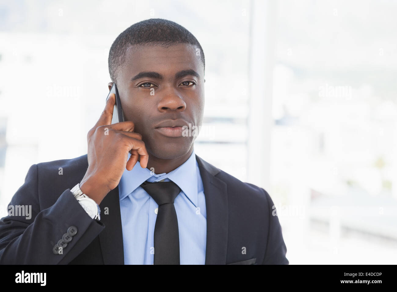 Handsome businessman sur le téléphone Banque D'Images