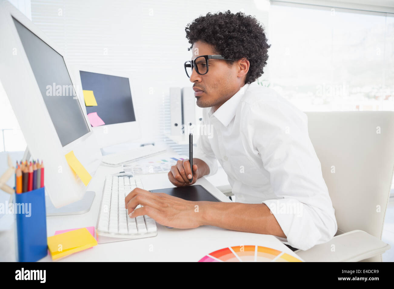 Designer Hipster travaillant à son bureau. Banque D'Images