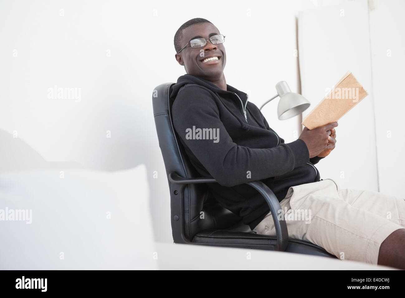 Casual man pointing lire un livre Banque D'Images