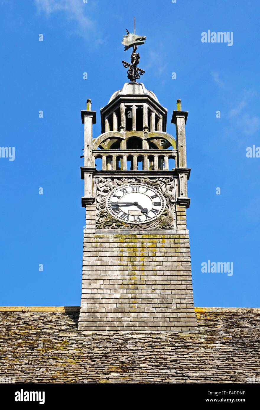 Le redesdale hall tour de l'horloge décorative, Moreton-in-marsh, Cotswolds, Gloucestershire, Angleterre, Royaume-Uni, Europe de l'ouest. Banque D'Images