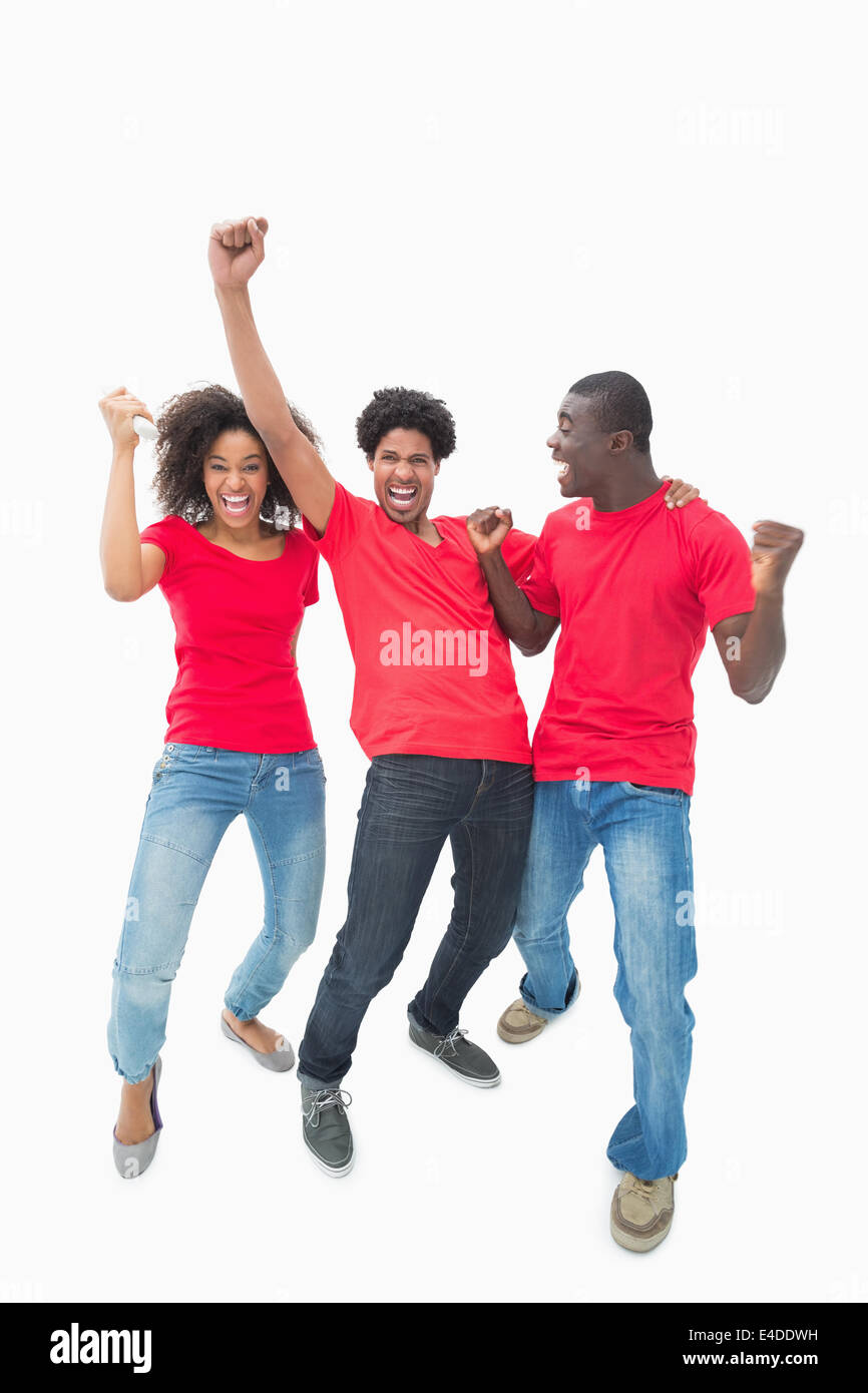 Les fans de football en rouge cheering together Banque D'Images