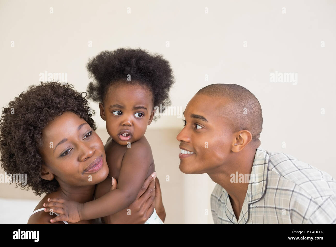 Heureux parents avec bébé fille Banque D'Images