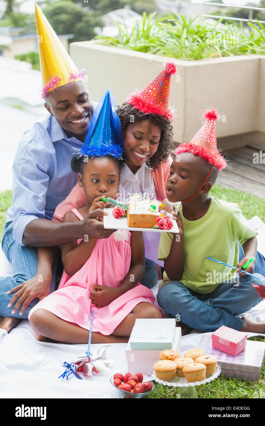 Fêter un anniversaire en famille ensemble dans le jardin Banque D'Images