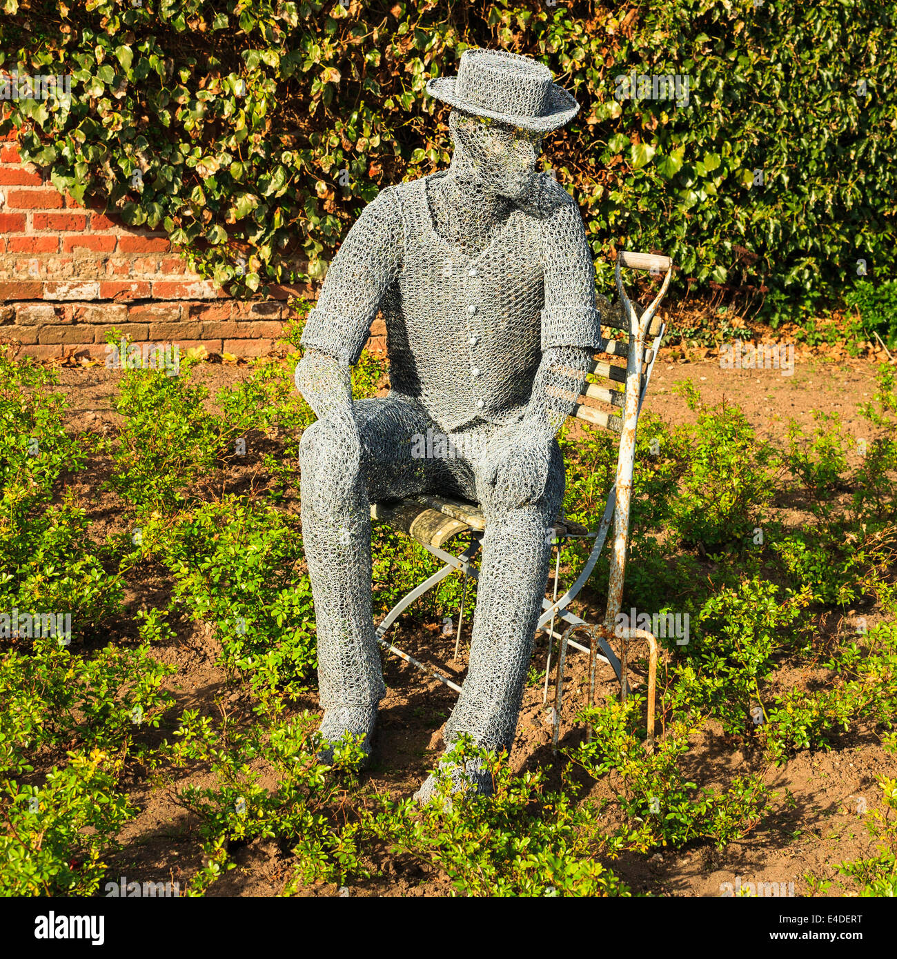 Le fil d'une sculpture intitulée "Le jardinier" - par Derek Kinzett. Situé dans le jardin de roses à Newstead Abbey, Nottinghamshire, Angleterre Banque D'Images